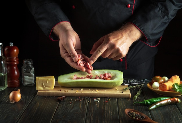 Kucharz przygotowujący danie